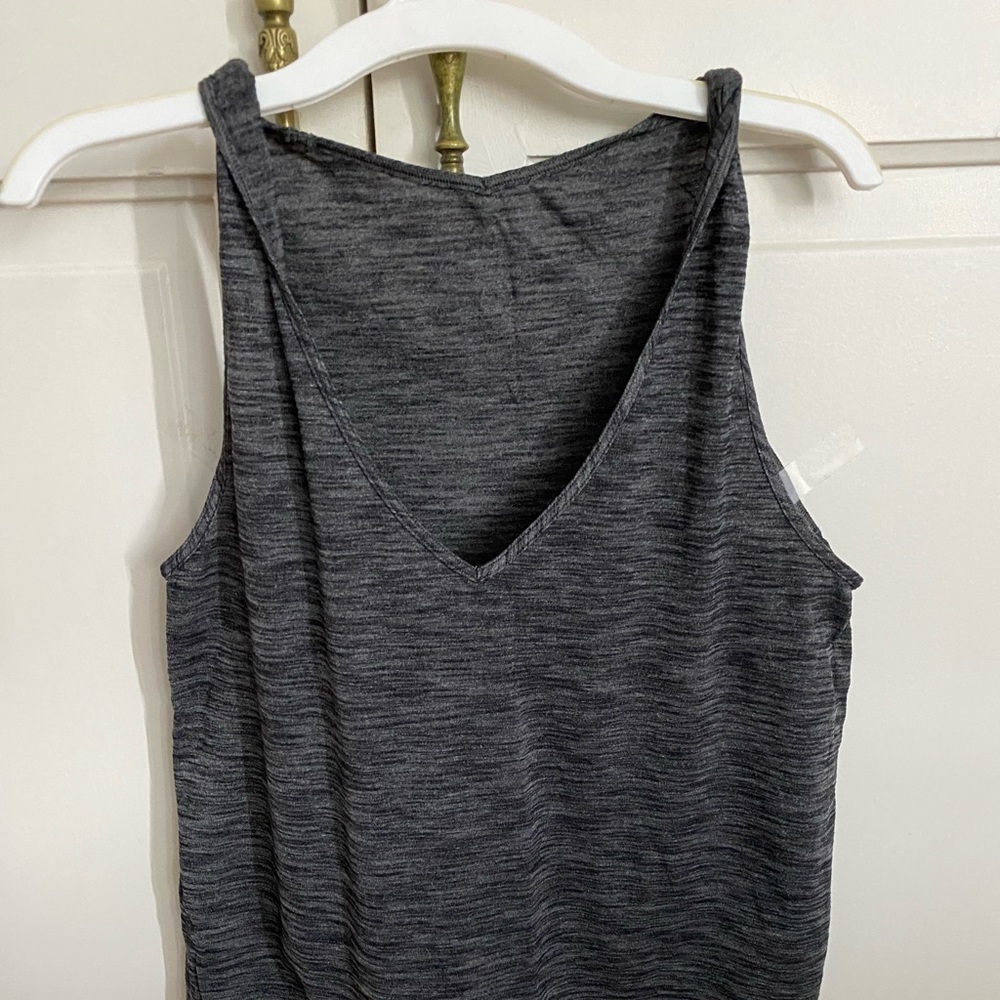 Lululemon Do The Twist Tank. Size 6 Grey V Neck